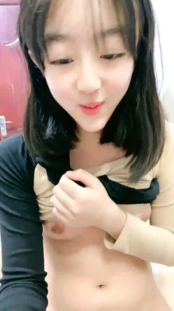 刚下海不久邻家妹妹清纯小妹，年龄不大还挺骚，撩起衣服扭动屁股，掰开小穴洞洞很紧，揉搓阴蒂很享受 截图13