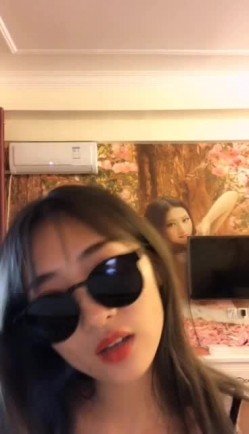 苗条墨镜美女网袜短裙诱惑第三部 骚舞扭动慢慢脱掉道具抽插自慰 截图1