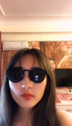 苗条墨镜美女网袜短裙诱惑第三部 骚舞扭动慢慢脱掉道具抽插自慰 截图2
