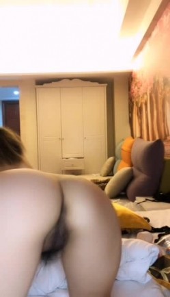 苗条墨镜美女网袜短裙诱惑第三部 骚舞扭动慢慢脱掉道具抽插自慰 截图6