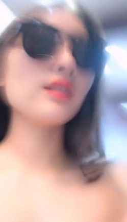 苗条墨镜美女网袜短裙诱惑第三部 骚舞扭动慢慢脱掉道具抽插自慰 截图15