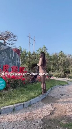 【新奇刺激女神露出】超极品反差女神『浅浅』露出界天花板 带狐狸尾巴极限户外公众场所露出 性感女神极限反差 截图9