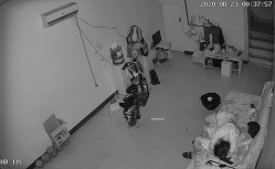 【破解摄像头】非常的主动少妇在沙发啪啪啪，男的也是个暖男搞完了还帮忙把逼擦干净 截图1