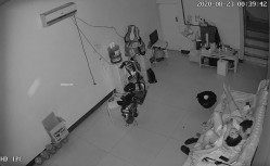 【破解摄像头】非常的主动少妇在沙发啪啪啪，男的也是个暖男搞完了还帮忙把逼擦干净 截图2