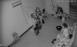 【破解摄像头】非常的主动少妇在沙发啪啪啪，男的也是个暖男搞完了还帮忙把逼擦干净 截图5