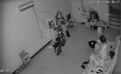 【破解摄像头】非常的主动少妇在沙发啪啪啪，男的也是个暖男搞完了还帮忙把逼擦干净 截图7