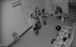 【破解摄像头】非常的主动少妇在沙发啪啪啪，男的也是个暖男搞完了还帮忙把逼擦干净 截图9