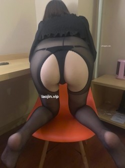 顶级绿帽大神，【爱的交换】，付费视频，娇妻被两个男人操的面色潮红超清自拍照 截图8