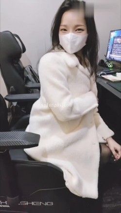 淫妻福利，91大神圈养极品骚婊，反差眼镜母狗【小懒猫】各种公共场所露出自慰3P调教 截图10
