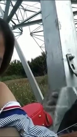 儿子你妈被草了花族教主勾搭个工厂打工仔到野外高压电架下打野战 截图8