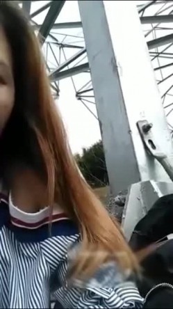 儿子你妈被草了花族教主勾搭个工厂打工仔到野外高压电架下打野战 截图9