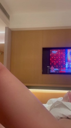 广西无毛表妹露脸性爱自拍，各种自慰器束缚跪地，认真吮吸肉棒妙不可言 截图1