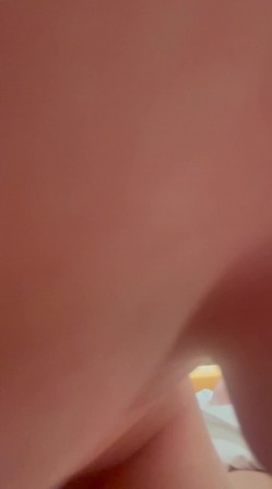 广西无毛表妹露脸性爱自拍，各种自慰器束缚跪地，认真吮吸肉棒妙不可言 截图2