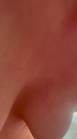 广西无毛表妹露脸性爱自拍，各种自慰器束缚跪地，认真吮吸肉棒妙不可言 截图4