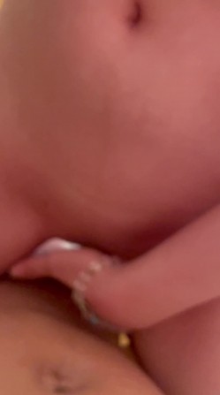 广西无毛表妹露脸性爱自拍，各种自慰器束缚跪地，认真吮吸肉棒妙不可言 截图6