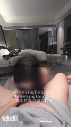 第一视角，真空大衣上楼，油亮波点丝袜，阴部特写，脚步特写，酸奶口交，后入抽搐，暴力打桩，正面分腿，站立折叠后入，足交射脚 截图2