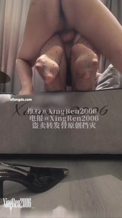 第一视角，真空大衣上楼，油亮波点丝袜，阴部特写，脚步特写，酸奶口交，后入抽搐，暴力打桩，正面分腿，站立折叠后入，足交射脚 截图7