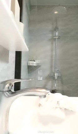 【小阿姨在工地7】性感少妇约炮友宾馆操逼，‘不想戴套，不戴套舒服，性饥渴’，‘别喝在里面呀，生孩子痛的很’！ 截图1