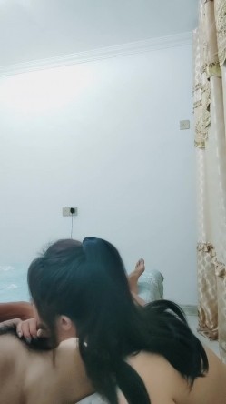 气质风骚黑丝性感人妻，颜值不错露脸跟大哥啪啪，口活超棒让大哥玩逼吃奶子，床上多体位无套抽插浪叫不止 截图8