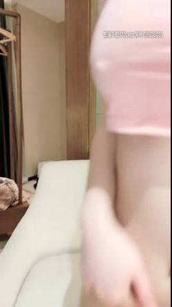 鹅蛋脸整过容的娃娃脸女神 坚挺的巨乳 典型的童颜巨乳 小穴粉得过分 加上筷子版的长美腿 简直就是人间般尤物 截图5