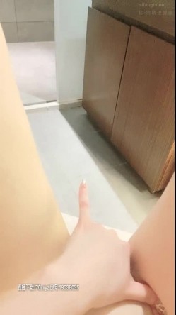 鹅蛋脸整过容的娃娃脸女神 坚挺的巨乳 典型的童颜巨乳 小穴粉得过分 加上筷子版的长美腿 简直就是人间般尤物 截图13
