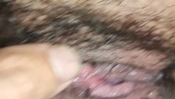 竟然给嫂子摸高潮了，大骚的逼实在骚了，毛上都是尿！ 截图2