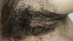 竟然给嫂子摸高潮了，大骚的逼实在骚了，毛上都是尿！ 截图4