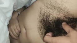 竟然给嫂子摸高潮了，大骚的逼实在骚了，毛上都是尿！ 截图5