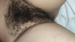 竟然给嫂子摸高潮了，大骚的逼实在骚了，毛上都是尿！ 截图8