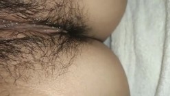 竟然给嫂子摸高潮了，大骚的逼实在骚了，毛上都是尿！ 截图9