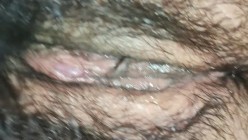 竟然给嫂子摸高潮了，大骚的逼实在骚了，毛上都是尿！ 截图12
