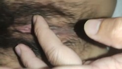 竟然给嫂子摸高潮了，大骚的逼实在骚了，毛上都是尿！ 截图15