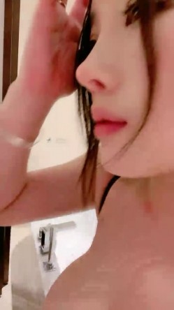极品巨乳！F罩杯网红女神！大奶肥臀激情操逼，浴缸湿身诱惑，骑乘位抽插，操的大奶直晃动 截图7