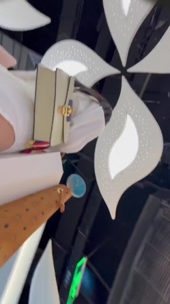 商城跟随偷窥跟闺蜜逛街的高颜小姐姐 身材不错 白丝小内内紧紧卡着性感大屁屁 截图3