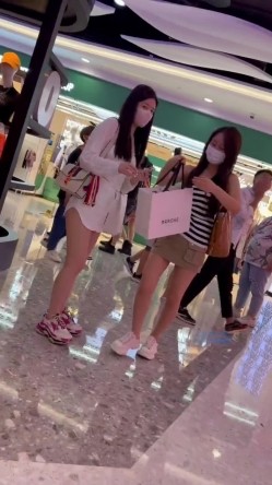 商城跟随偷窥跟闺蜜逛街的高颜小姐姐 身材不错 白丝小内内紧紧卡着性感大屁屁 截图5