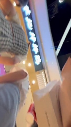 商城跟随偷窥跟闺蜜逛街的高颜小姐姐 身材不错 白丝小内内紧紧卡着性感大屁屁 截图10