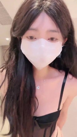 舞蹈系校花，终于露脸了，【小鹿大秀】，这么漂亮的脸蛋，居然还会喷，天生的床上尤物，值得一撸！ 截图9