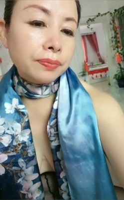 老阿姨香不香 · 在客厅跳艳舞，老公在外赚钱，骚极了 露逼给大家大方观赏！ 截图7