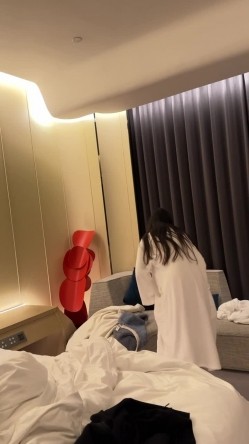 极品名媛外围女神『嫖妓达人』那些年出差操过的鸡 穿衣是高不可攀的女神，脱衣是淫荡下贱母狗 截图3
