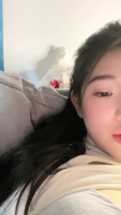 南京真实校花，【大二学妹】，教室课堂上露奶，宿舍偷拍舍友，绝品，馒头逼白虎，可以线下约，心动吗？ 截图2