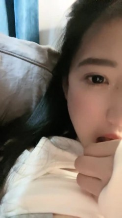 南京真实校花，【大二学妹】，教室课堂上露奶，宿舍偷拍舍友，绝品，馒头逼白虎，可以线下约，心动吗？ 截图4
