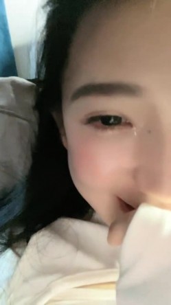 南京真实校花，【大二学妹】，教室课堂上露奶，宿舍偷拍舍友，绝品，馒头逼白虎，可以线下约，心动吗？ 截图6