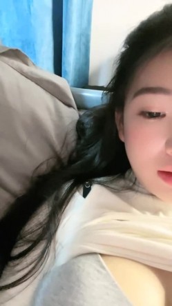 南京真实校花，【大二学妹】，教室课堂上露奶，宿舍偷拍舍友，绝品，馒头逼白虎，可以线下约，心动吗？ 截图9