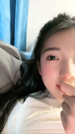南京真实校花，【大二学妹】，教室课堂上露奶，宿舍偷拍舍友，绝品，馒头逼白虎，可以线下约，心动吗？ 截图10