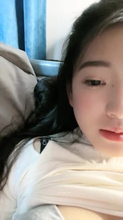 南京真实校花，【大二学妹】，教室课堂上露奶，宿舍偷拍舍友，绝品，馒头逼白虎，可以线下约，心动吗？ 截图12