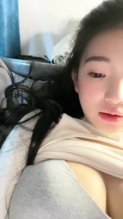 南京真实校花，【大二学妹】，教室课堂上露奶，宿舍偷拍舍友，绝品，馒头逼白虎，可以线下约，心动吗？ 截图14