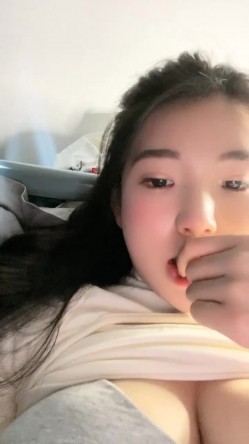 南京真实校花，【大二学妹】，教室课堂上露奶，宿舍偷拍舍友，绝品，馒头逼白虎，可以线下约，心动吗？ 截图15