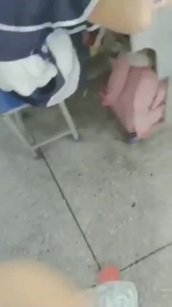 小学老师在教室上课时发骚用小怪兽自慰还把丝袜和短裤脱了我咋没碰到这样的老师 截图1