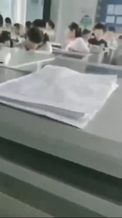 小学老师在教室上课时发骚用小怪兽自慰还把丝袜和短裤脱了我咋没碰到这样的老师 截图8