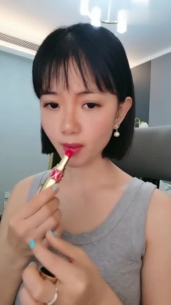 极品尤物气质短发眼镜学生妹自慰，细腰美乳身材超棒，奶子真的太漂亮了！ 截图1